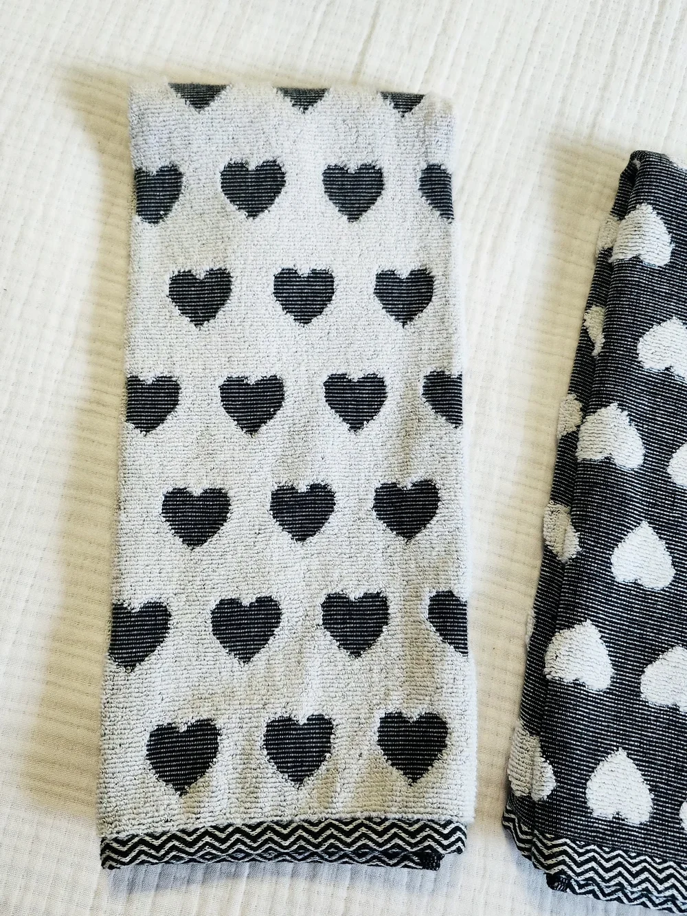 Isaac Mizrahi Black and White Heart Kitchen Towels